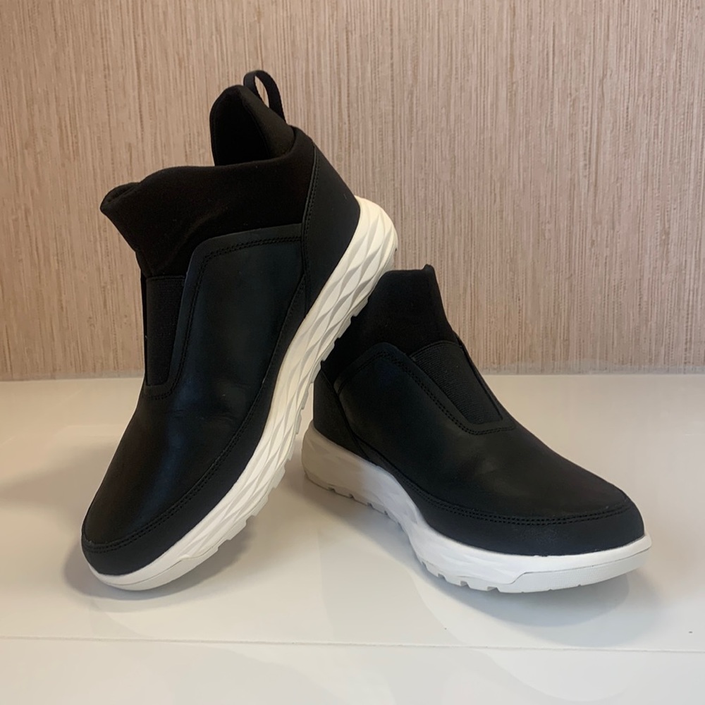 🚺 Helly Hansen Women’s sz 9.5 CORA in Blk with Wht sole Worn one time/like new